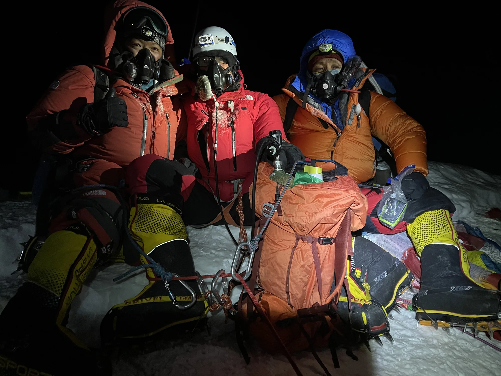Joel Kriger e seus guias no topo do Everest