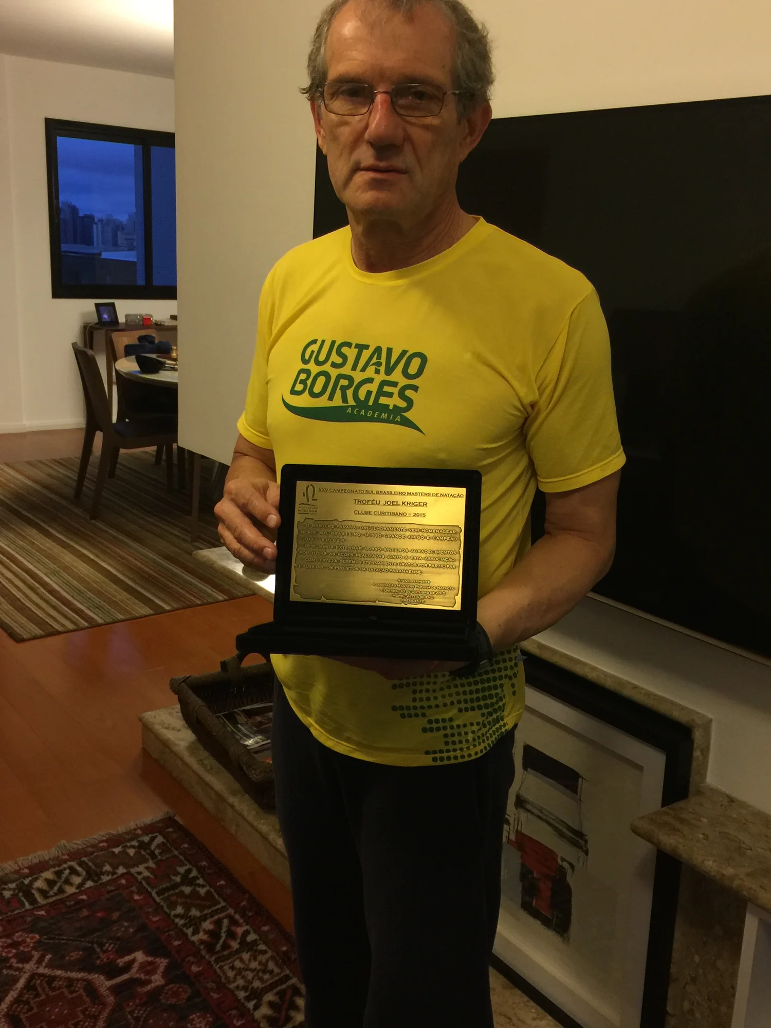 Joel Kriger com homenagem do Campeonato Sul-Brasileiro de Masters de Natação