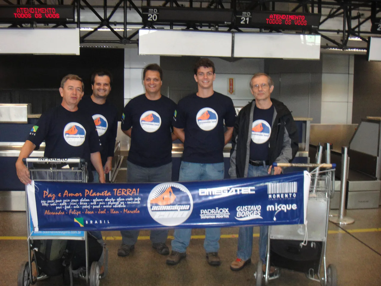 Joca, Ilan, Alexandre, Marcelo e Joel no aeroporto de Guarulhos, embarcando para Mendonza, na Argentina, primeira parada da viagem, antes da chegada ao Parque Provincial Aconcágua. A excursão ganhou até uma faixa comemorativa para marcar o momento dos montanhistas.