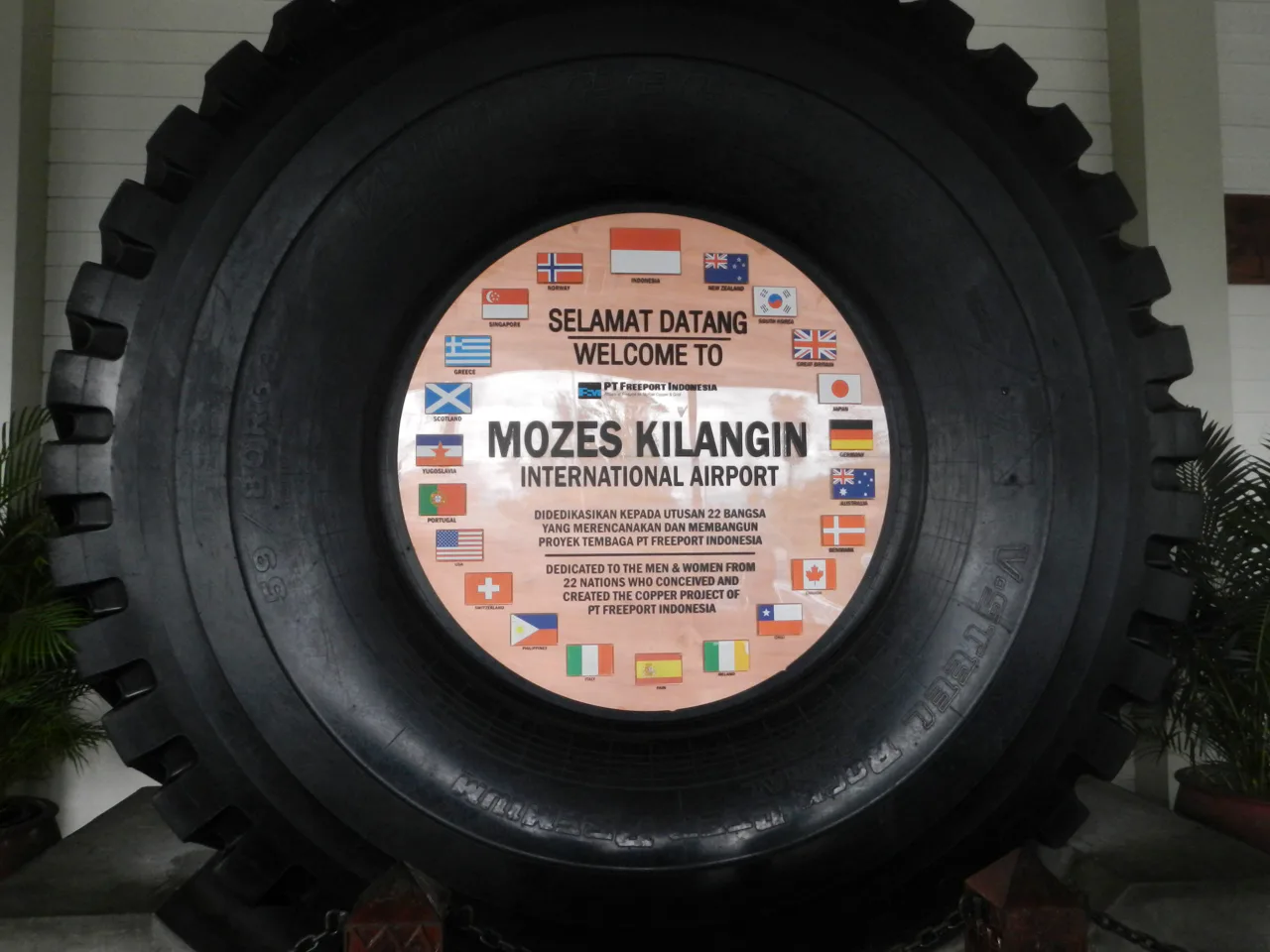 Placa de boas-vindas do Mozes Kilangin, aeroporto de Timika, cidade da Papua, na Indonésia, de onde se sai para a excursão até o Carstensz.