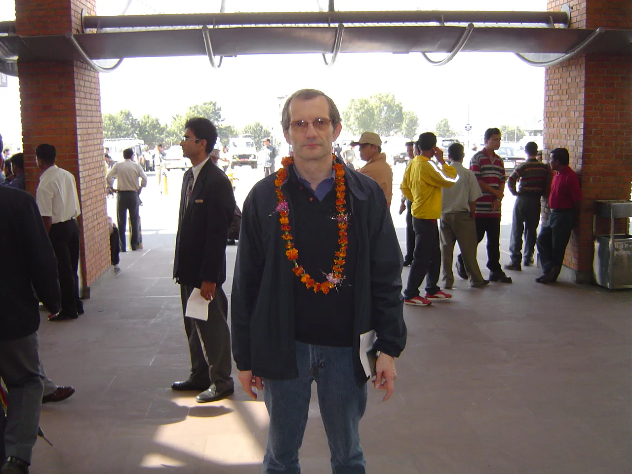 Joel no aeroporto de Kathmandu, com um colar de flores que recebeu na sua chegada, seguindo uma tradição do Nepal.