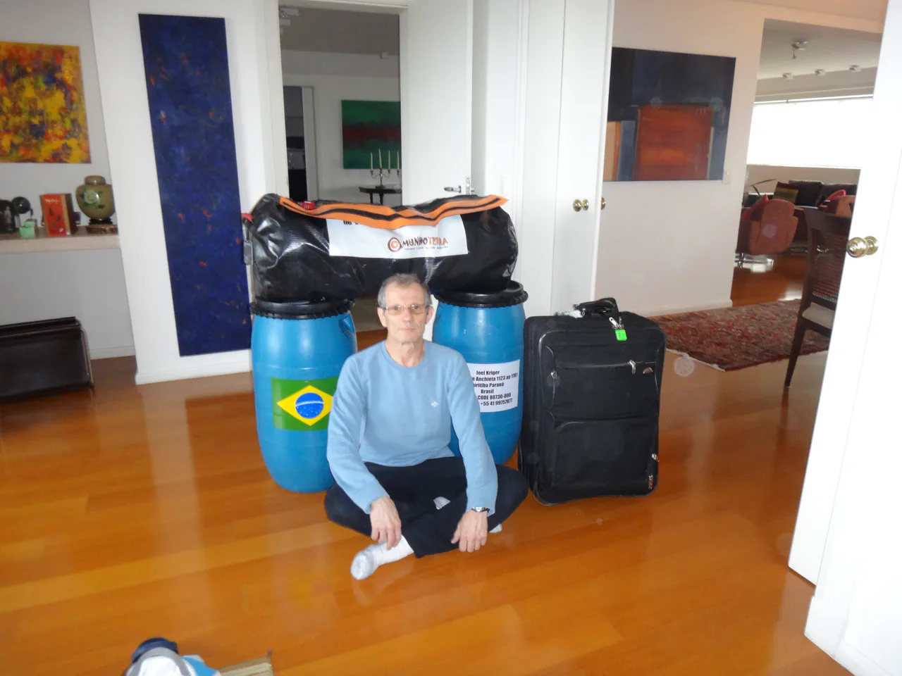 Diferentemente da bagagem levada para o trekking, a subida para o topo do Everest requer uma série de preparativos e equipamentos especiais. Aqui, a bagagem levada por Joel em 2013. Um dos fatos mais curiosos são os dois tambores, que levam roupas de escalada, sacos de dormir, comida, botas e luvas. Este formato é exigido por ser mais fácil de ser transportado pelos iaques.