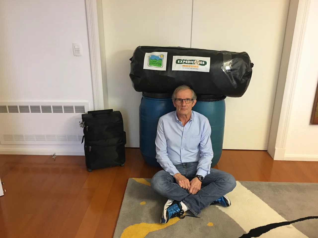 Como em 2013, a bagagem para a subida ao topo do Everest exige muitos preparativos e equipamentos especiais. O volume é grande. Além da bolsa preta, que não pode passar dos 20 quilos, os barris levam os itens da expedição a partir do Campo Base. Eles são necessários porque têm o formato ideal para serem transportados pelos iaques até o local. Porém, em 2017, quando Joel chegou a Kathmandu, soube que não haveria mais iaques disponíveis para o transporte.