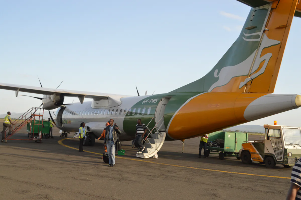 Desembarque no Aeroporto Internacional Kilimanjaro, na cidade de Arusha, na Tanzânia, aonde o grupo chegou depois de sair de São Paulo e passar por Johanesburgo e Dar es Salaam.